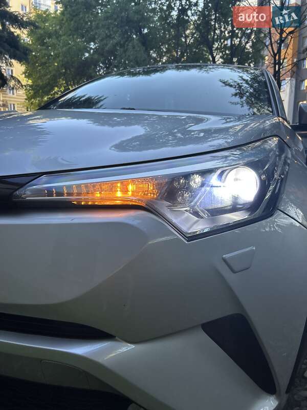 Позашляховик / Кросовер Toyota C-HR 2016 в Городенці