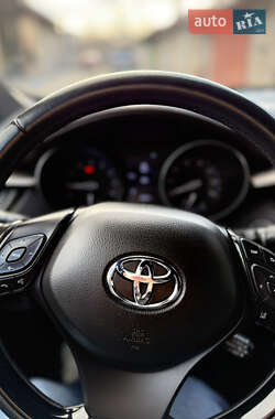 Внедорожник / Кроссовер Toyota C-HR 2018 в 