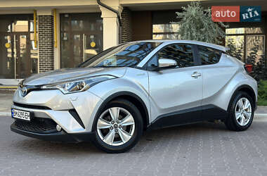 Внедорожник / Кроссовер Toyota C-HR 2017 в 