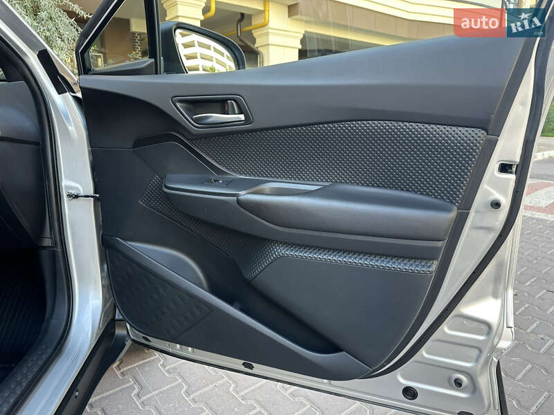 Внедорожник / Кроссовер Toyota C-HR 2017 в Киеве