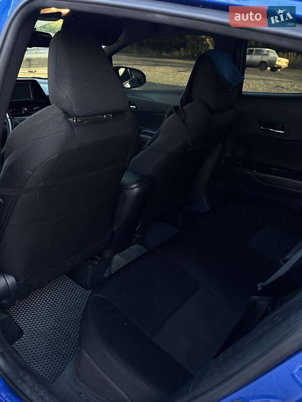 Позашляховик / Кросовер Toyota C-HR 2018 в Близнюках