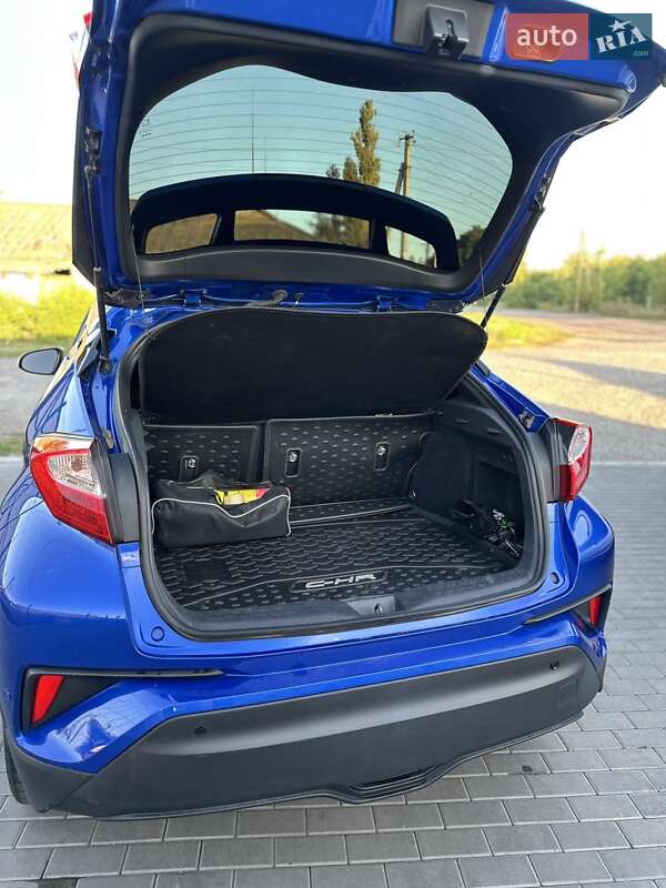 Позашляховик / Кросовер Toyota C-HR 2018 в Близнюках