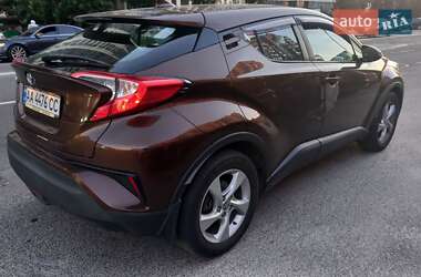 Позашляховик / Кросовер Toyota C-HR 2018 в  фото 42 Позашляховик / Кросовер Toyota C-HR 2018 в