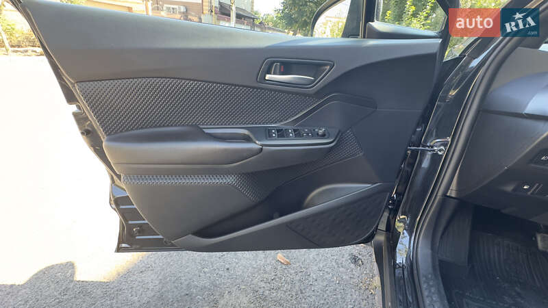 Внедорожник / Кроссовер Toyota C-HR 2017 в Одессе фото 18 Внедорожник / Кроссовер Toyota C-HR 2017 в Одессе