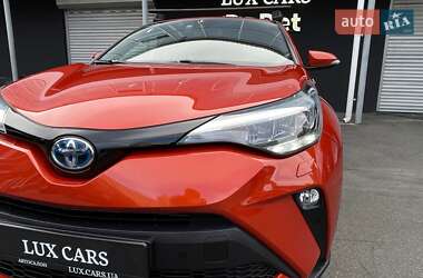 Позашляховик / Кросовер Toyota C-HR 2020 в 