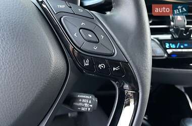 Позашляховик / Кросовер Toyota C-HR 2020 в 