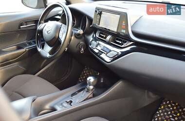Позашляховик / Кросовер Toyota C-HR 2017 в 