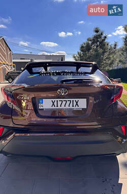 Позашляховик / Кросовер Toyota C-HR 2017 в  фото 13 Позашляховик / Кросовер Toyota C-HR 2017 в