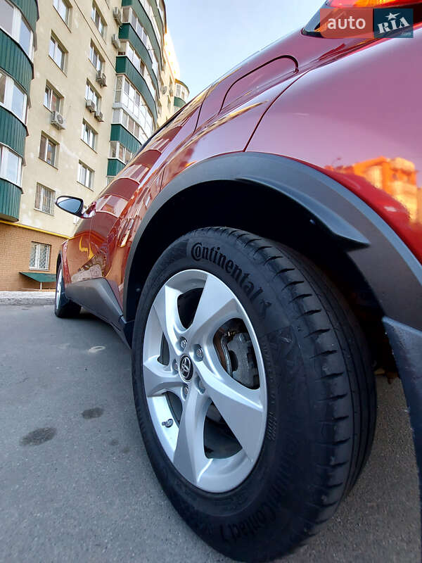 Позашляховик / Кросовер Toyota C-HR 2017 в Сумах