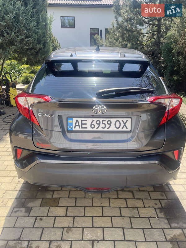 Позашляховик / Кросовер Toyota C-HR 2017 в Дніпрі