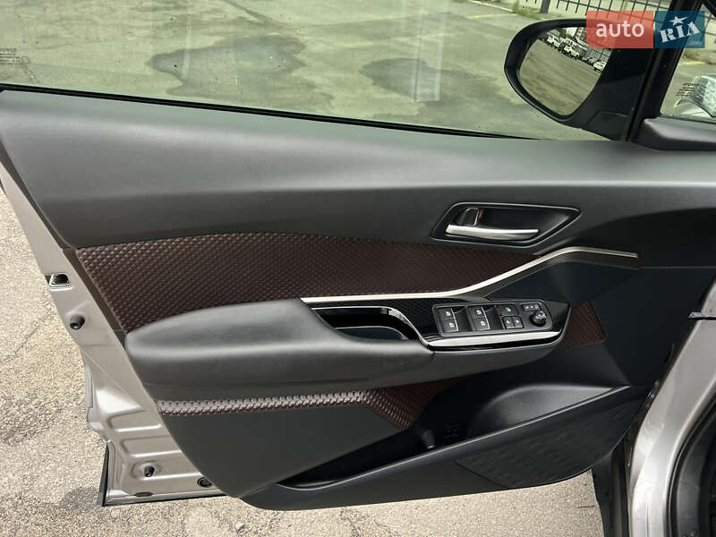 Внедорожник / Кроссовер Toyota C-HR 2017 в Киеве фото 16 Внедорожник / Кроссовер Toyota C-HR 2017 в Киеве