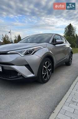 Внедорожник / Кроссовер Toyota C-HR 2017 в Ужгороде