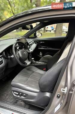 Внедорожник / Кроссовер Toyota C-HR 2021 в 