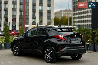 Внедорожник / Кроссовер Toyota C-HR 2017 в 
