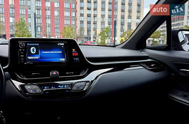 Внедорожник / Кроссовер Toyota C-HR 2017 в 
