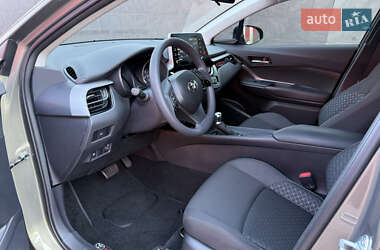 Внедорожник / Кроссовер Toyota C-HR 2021 в 