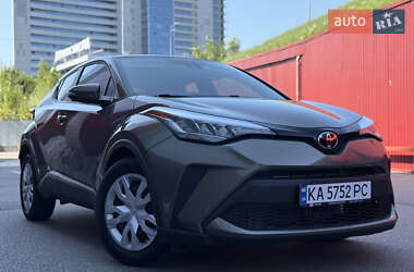 Внедорожник / Кроссовер Toyota C-HR 2021 в 