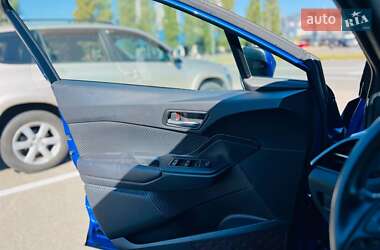 Внедорожник / Кроссовер Toyota C-HR 2017 в 