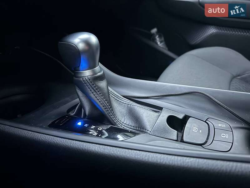 Внедорожник / Кроссовер Toyota C-HR 2019 в Киеве