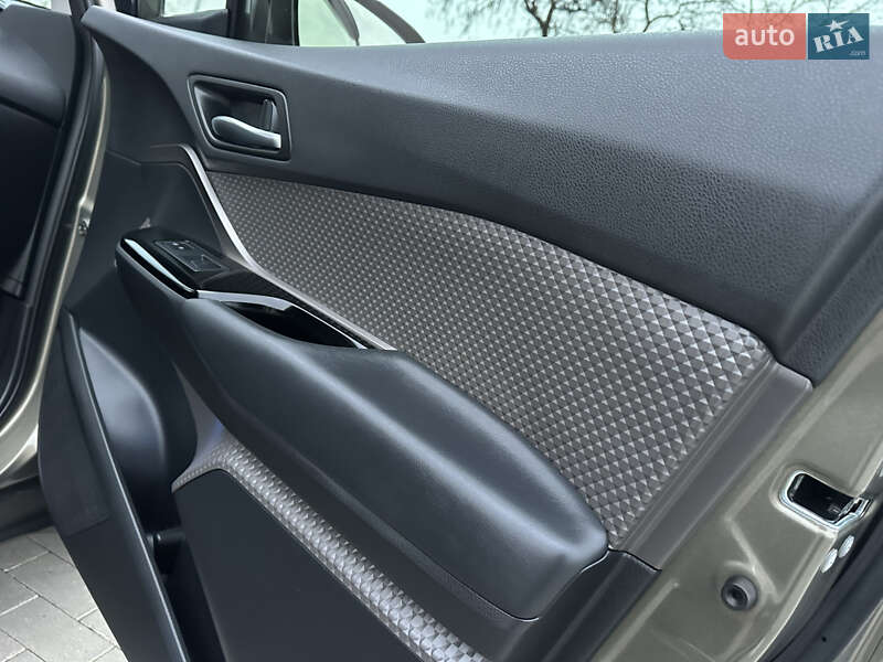 Внедорожник / Кроссовер Toyota C-HR 2020 в Одессе фото 35 Внедорожник / Кроссовер Toyota C-HR 2020 в Одессе