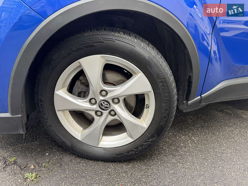 Внедорожник / Кроссовер Toyota C-HR 2017 в Киеве