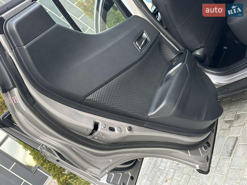 Позашляховик / Кросовер Toyota C-HR 2016 в Вінниці