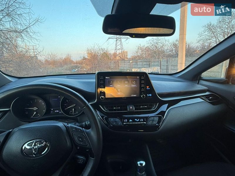 Внедорожник / Кроссовер Toyota C-HR 2018 в Киеве