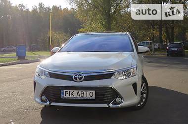 Седан Toyota Camry 2016 в Киеве