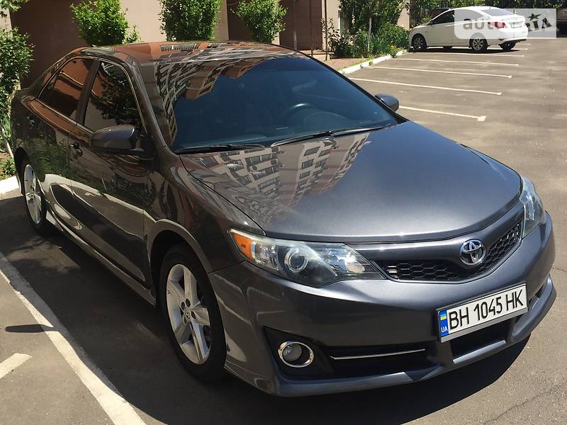 Toyota Camry 2012 року