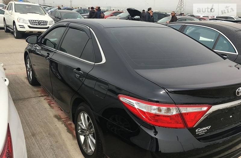 Toyota Camry 2015 року