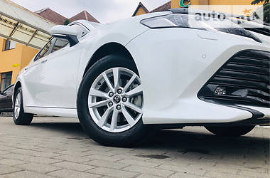 Седан Toyota Camry 2018 в Дніпрі