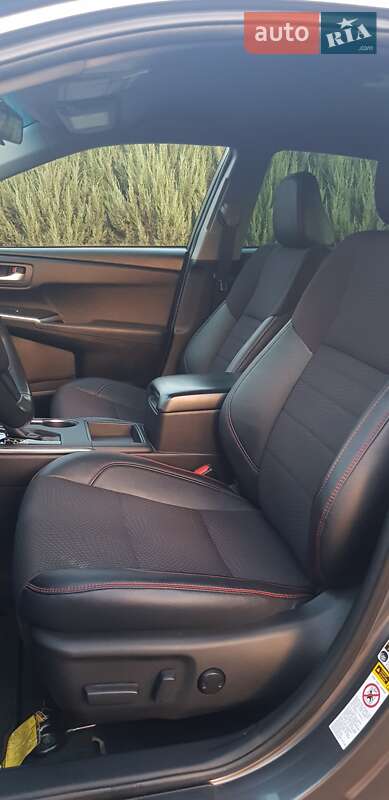 Седан Toyota Camry 2016 в Киеве