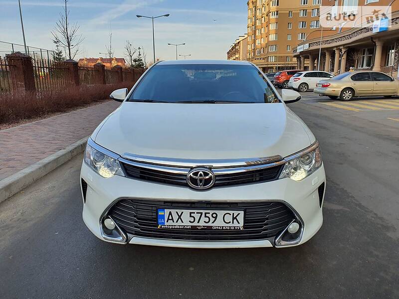 Седан Toyota Camry 2016 в Киеве