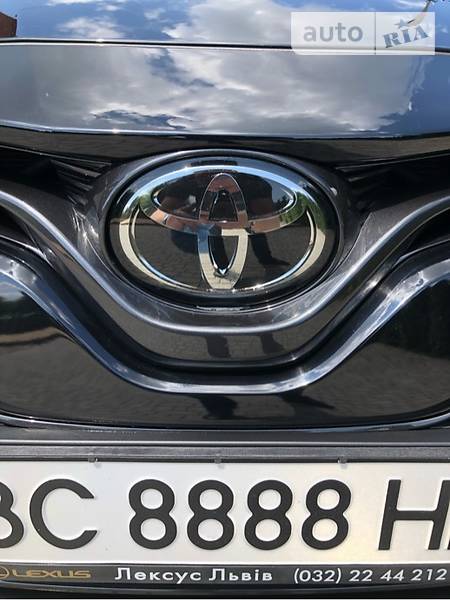 Седан Toyota Camry 2018 в Львові