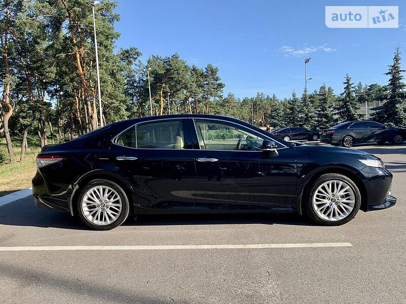 Седан Toyota Camry 2018 в Києві