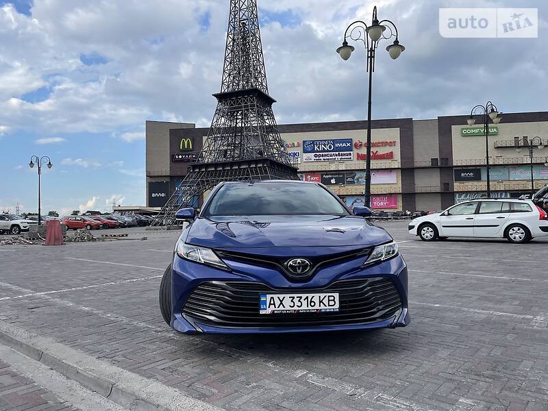 Седан Toyota Camry 2018 в Харькове