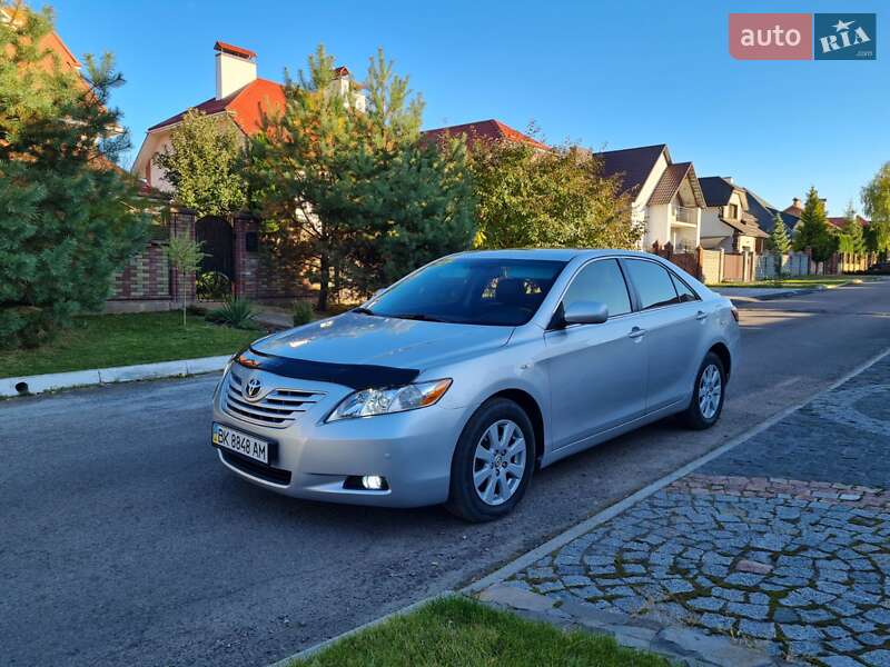 Седан Toyota Camry 2008 в Рівному