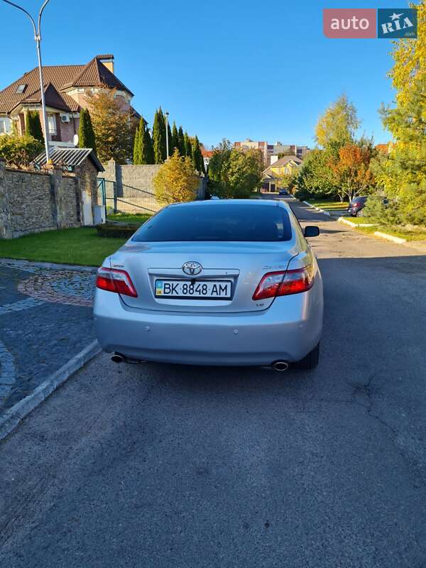 Седан Toyota Camry 2008 в Рівному