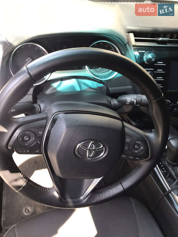 Седан Toyota Camry 2018 в Кривому Розі