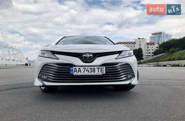 Седан Toyota Camry 2017 в Киеве