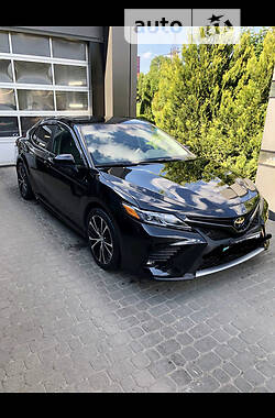 Седан Toyota Camry 2018 в Львові