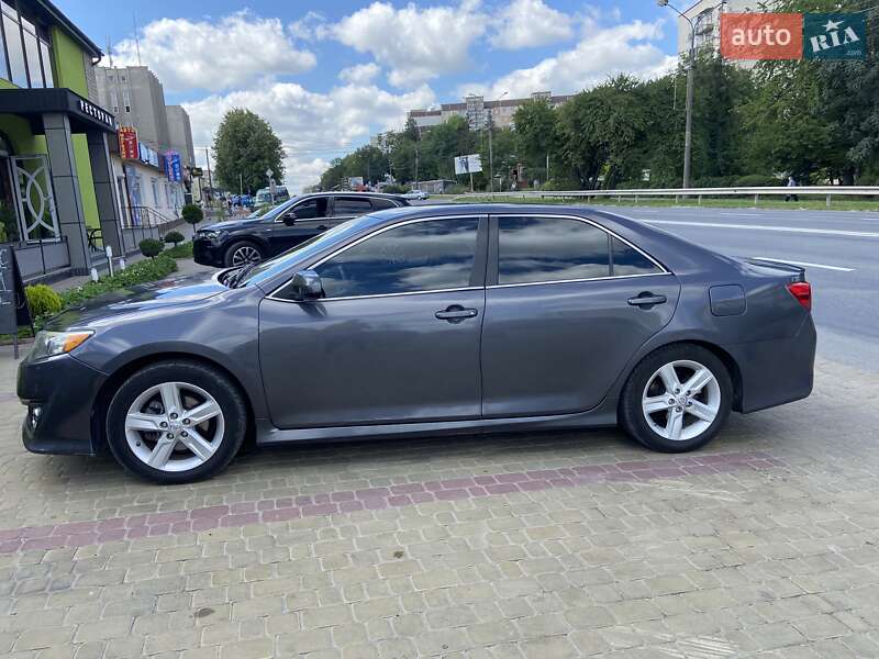 Седан Toyota Camry 2014 в Тернополе