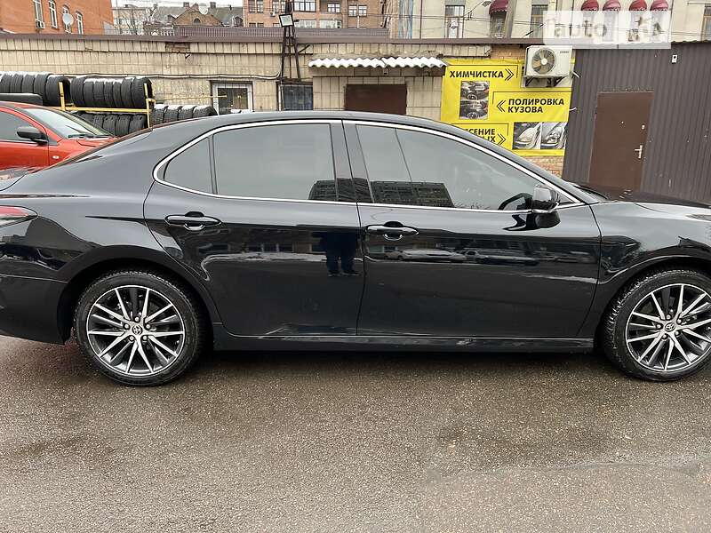 Седан Toyota Camry 2021 в Киеве