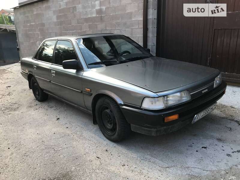Седан Toyota Camry 1990 в Киеве