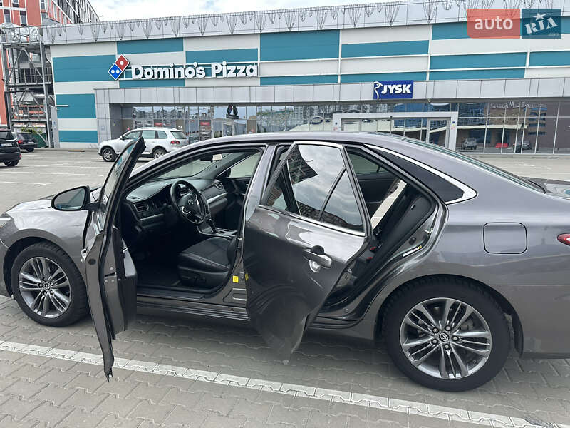 Седан Toyota Camry 2016 в Киеве