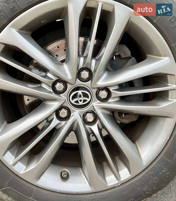 Седан Toyota Camry 2016 в Чернигове