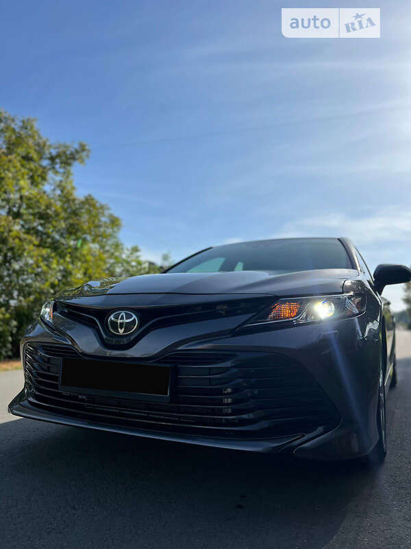 Седан Toyota Camry 2018 в Тернополе