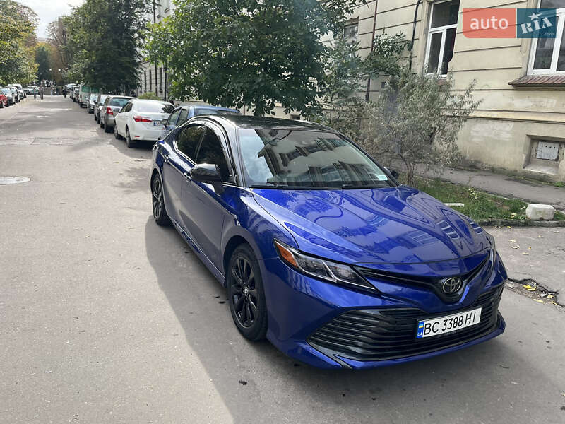 Седан Toyota Camry 2017 в Львове