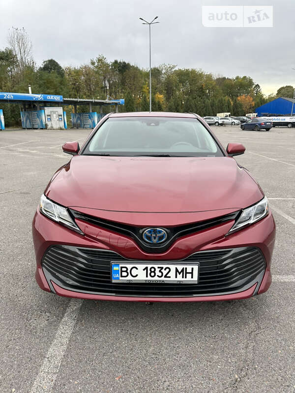 Седан Toyota Camry 2019 в Львові