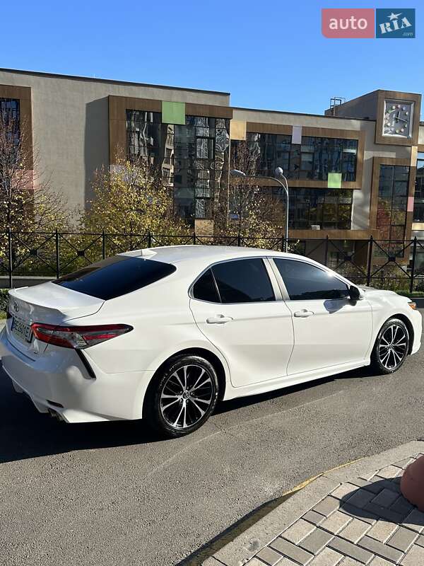 Седан Toyota Camry 2018 в Киеве